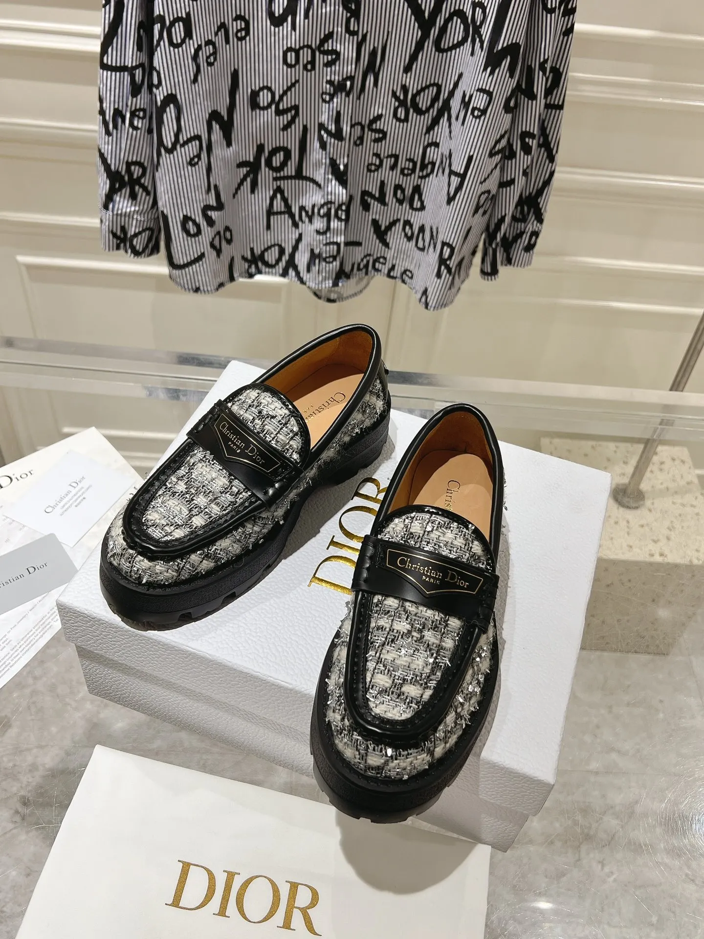 👟👟Ex-factory price 680👟👟 𝐃𝐢𝐎𝐑 #2025 New loafers for early spring 🔥 The loafers you want at first sight #Simple and elegant ‘Low-key luxury! Equipped with eye-catching Chanristian Dior logo buckle #very high-end, comfortable and good-looking💯 and easy to match #spring, summer, autumn and winter🉑️! Upper: imported open-edge beaded cowhide spliced ​​with custom-made fabrics from the counter; lining: water-dyed cowhide; sole: rubber foam outsole, highly elastic and lightweight! size: 35-40 (40 customized)
